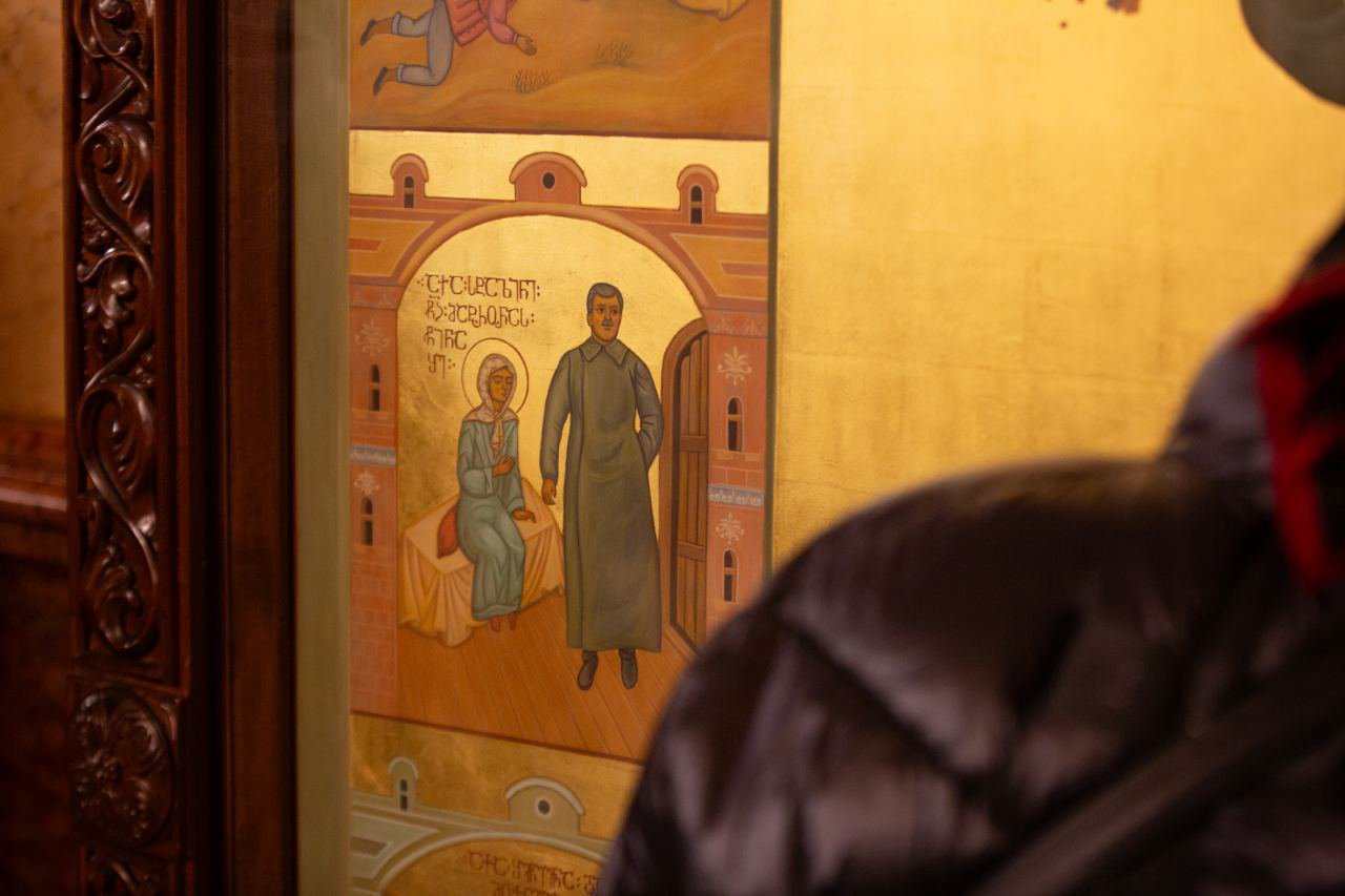 Stalin apare ilustrat lângă sfinți într-o catedrală din Georgia. Patriarhia: „Icoanele pot înfățișa și oameni care persecută biserica” (VIDEO)