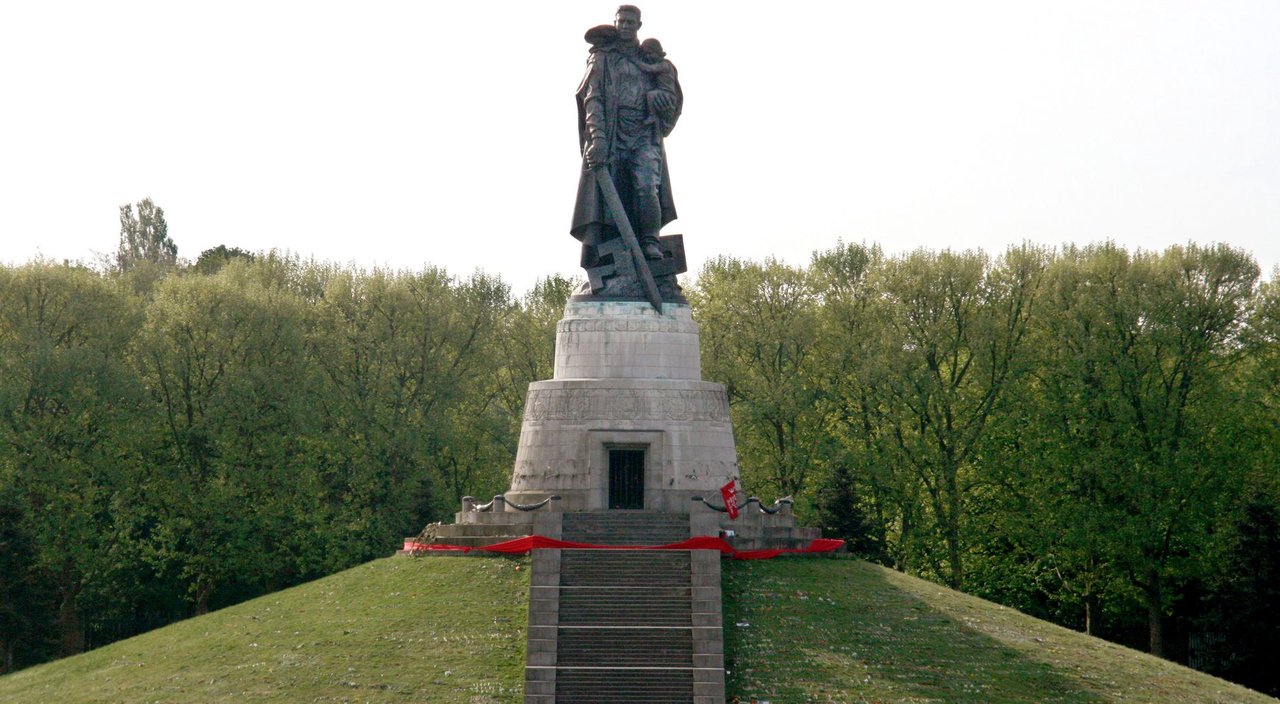 Fără panglicile Sf. Gheorghe, cântece militare și drapelul Rusiei. Berlinul interzice simbolurile rusești la monumentele sovietice