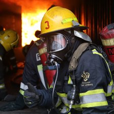 Unui pompier implicat în stingerea incendiului i-ar fi fost furat echipamentul