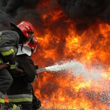 O persoană a murit, iar alta a suferit arsuri grave, ca urmare a incendiilor produse în locuințe