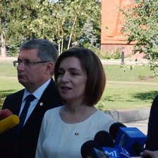 „Ne exprimăm recunoștința față de eroii neamului”. Conducerea de vârf a țării a depus flori la la monumentul „Maica Îndurerată”
