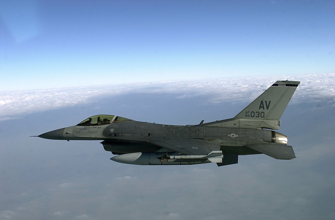 The Economist: Ucraina primește în sfârșit mult-doritele avioane F-16