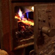 Coșnița: O sobă utilizată incorect a provocat un incendiu soldat cu distrugerea unei locuințe și un deces
