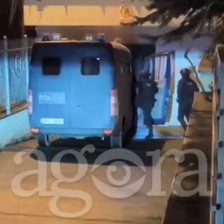 Descinderi într-un bloc din sectorul centru al capitalei. Acțiunile ar avea loc în cadrul dosarului contrabandei cu armament (VIDEO)