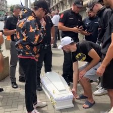 Sicriul reapare pe scena protestelor. Poliția a intervenit în fața CEC (VIDEO)

