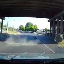 Moment periculos, surprins de camera de bord: O bucată din podul de pe strada Ismail  cade chiar înaintea unei mașini (FOCUS)